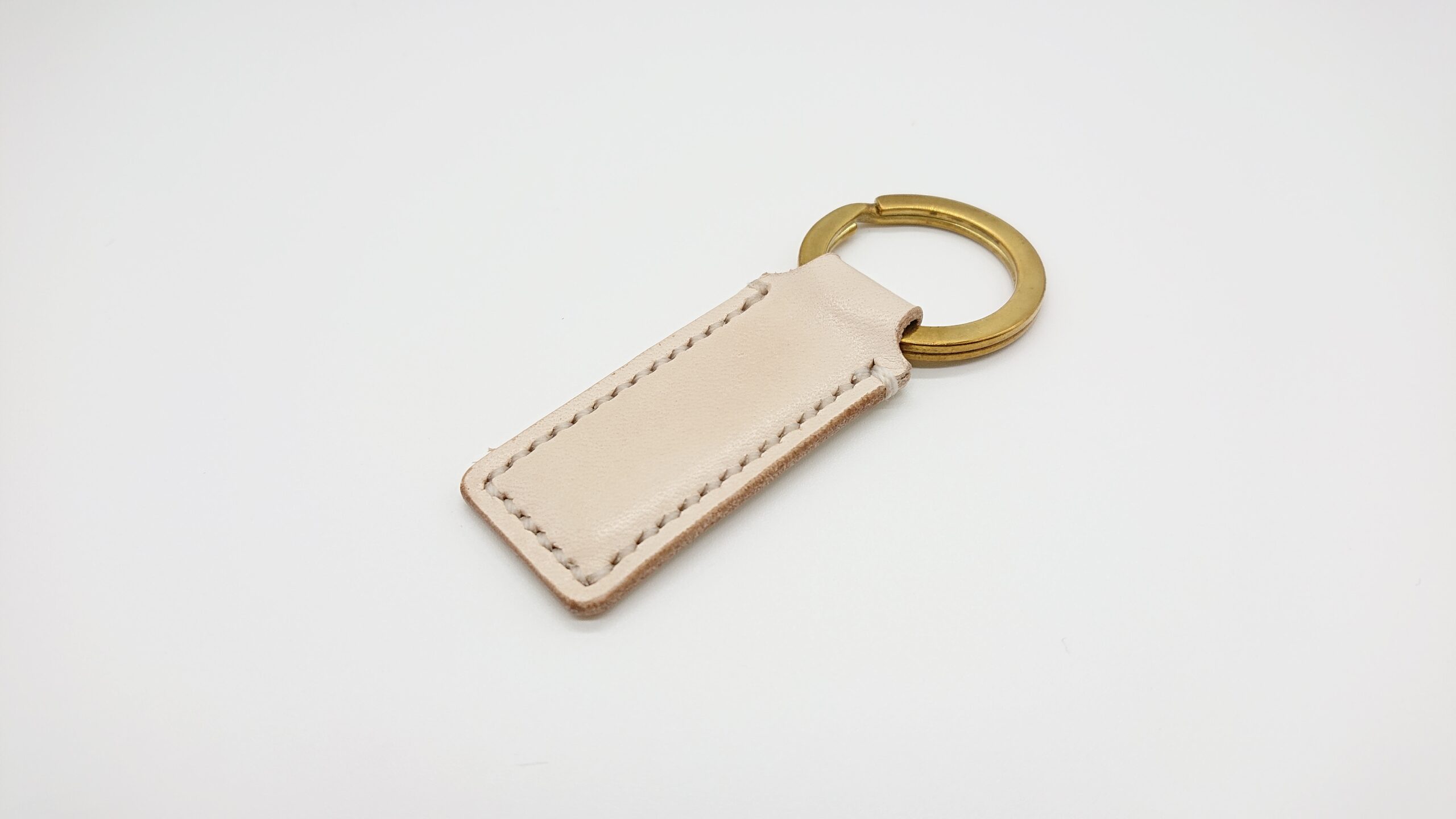 ヌメ革で作った真鍮リング使用のキーホルダー